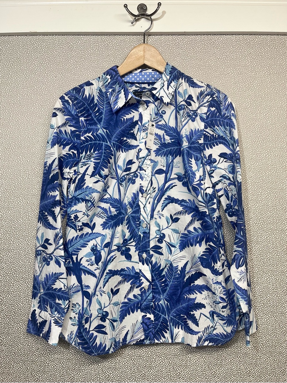 🆕 XS Talbots Blue and White Tropical Print Button-Up Shirt